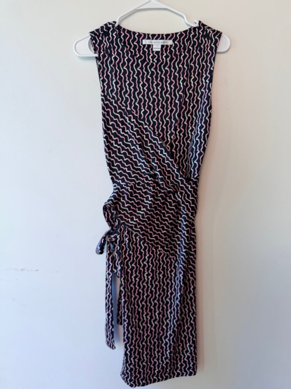 Diane von Furstenberg Black Pink Wavy Wrap Dress — Size 4